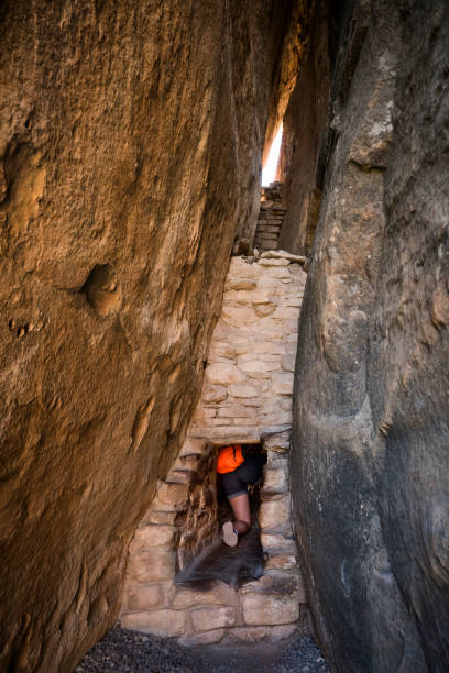 adolescent explorant le logement de falaise de maison de balcon - ancient pueblo peoples photos et images de collection