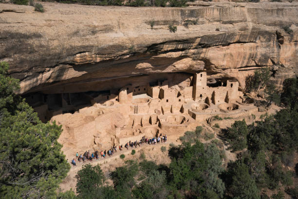 vue d’ensemble de l’exploration du palais cliff, mesa verde - ancient pueblo peoples photos et images de collection