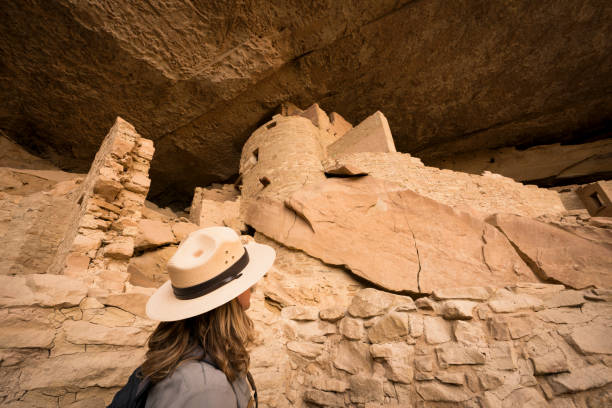 park ranger à explore cliff palace, mesa verde - ancient pueblo peoples photos et images de collection