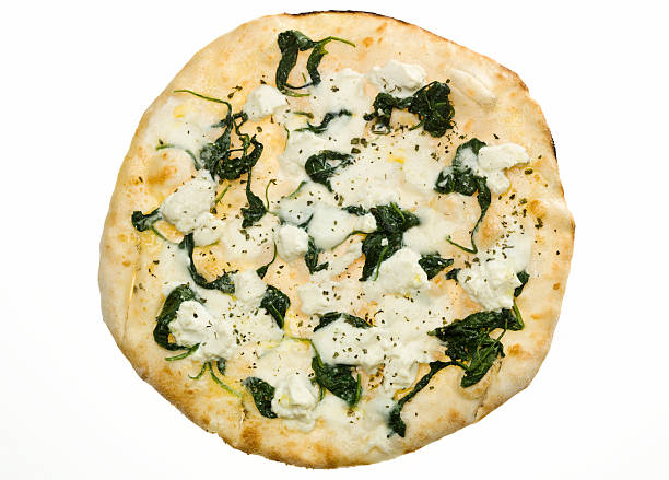 piccolo pizza bianca con ricotta e spinaci organico - pizza bianca foto e immagini stock