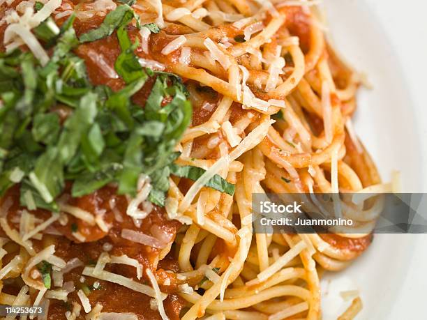 Spaghetti Pomodoro - zdjęcia stockowe i więcej obrazów Bazylia - Bazylia, Bez ludzi, Białe tło