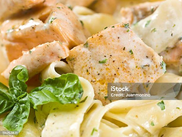 Foto de Salmão Tagliatelle Cremoso e mais fotos de stock de Creme - Laticínio - Creme - Laticínio, Massa, Alimentação Saudável