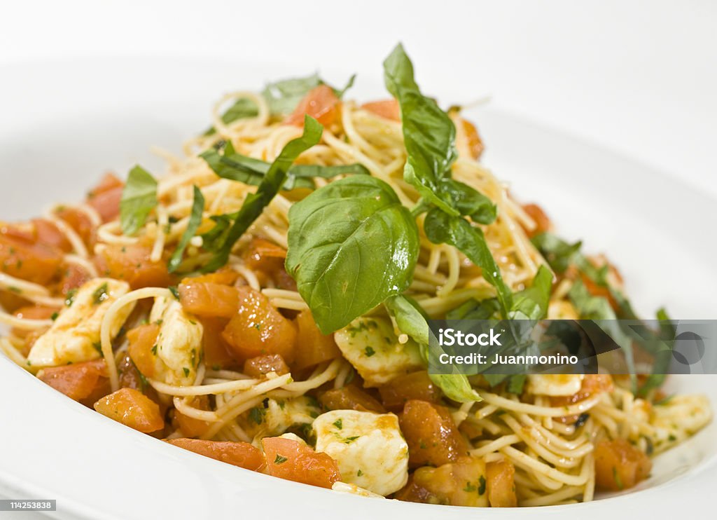 Spaghetti con sugo di pomodoro e mozzarella - Foto stock royalty-free di Basilico