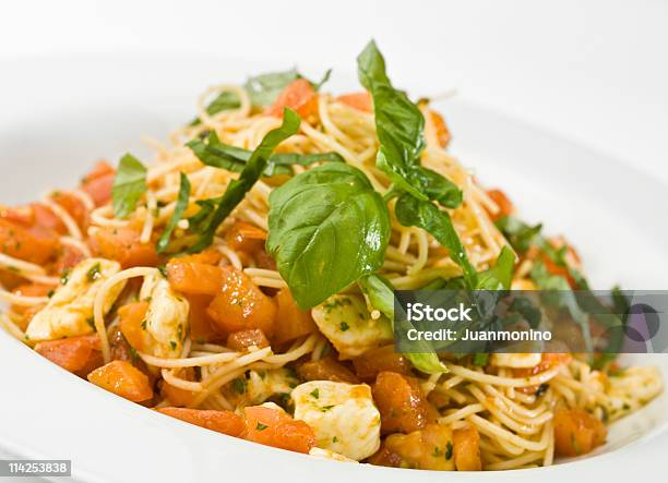 Spaghetti Con Sugo Di Pomodoro E Mozzarella - Fotografie stock e altre immagini di Basilico - Basilico, Bollito, Carboidrato - Cibo