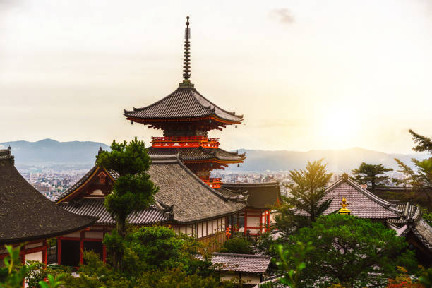 tempio del buddismo kiyomizu-dera e skyline della città di kyoto in giappone, asia orientale. kiyomizu-dera è il famoso punto di riferimento che attrae turisti che visitano kyoto, in giappone. - shinto japan temple nature foto e immagini stock