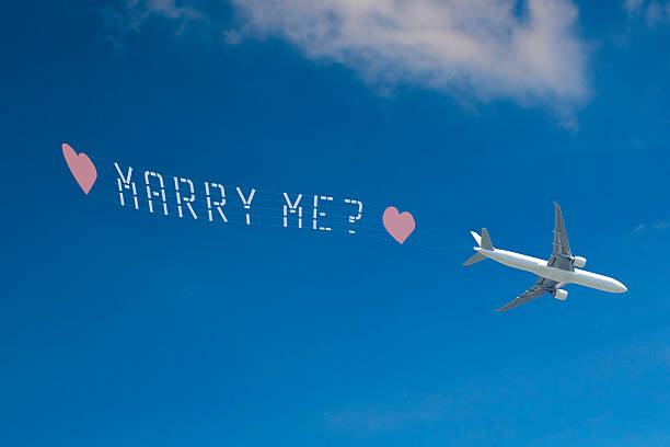 надпись в небе надписью «marry me?» (xxl - skywriting стоковые фото и изображения