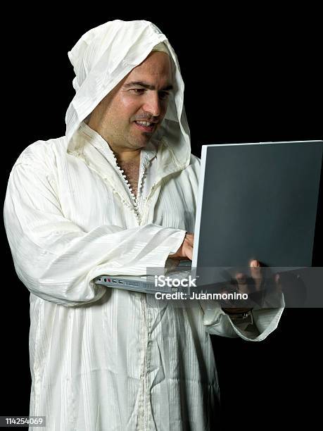 Musulmana Hombre Usando Una Computadora Portátil Foto de stock y más banco de imágenes de 30-39 años - 30-39 años, Adulto, Adulto de mediana edad