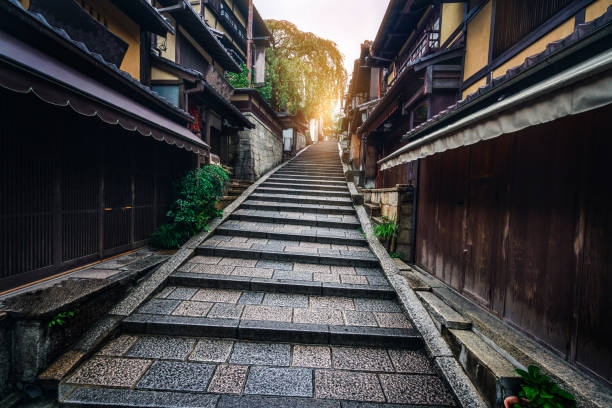東山地区の旧市街、京都市の美しい通り。東山地区は歴史的な地区に保存されています。伝統的な京都文化を体験するには絶好の場所です。 - 祇園 ストックフォトと画像