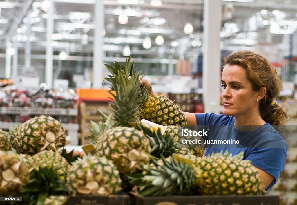 Femme shopping de l'ananas photo - Photo de Ananas libre de droits