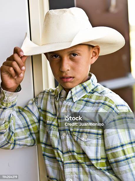 Joven Vaquero Foto de stock y más banco de imágenes de Niño - Niño, Sombrero de vaquero, 8-9 años