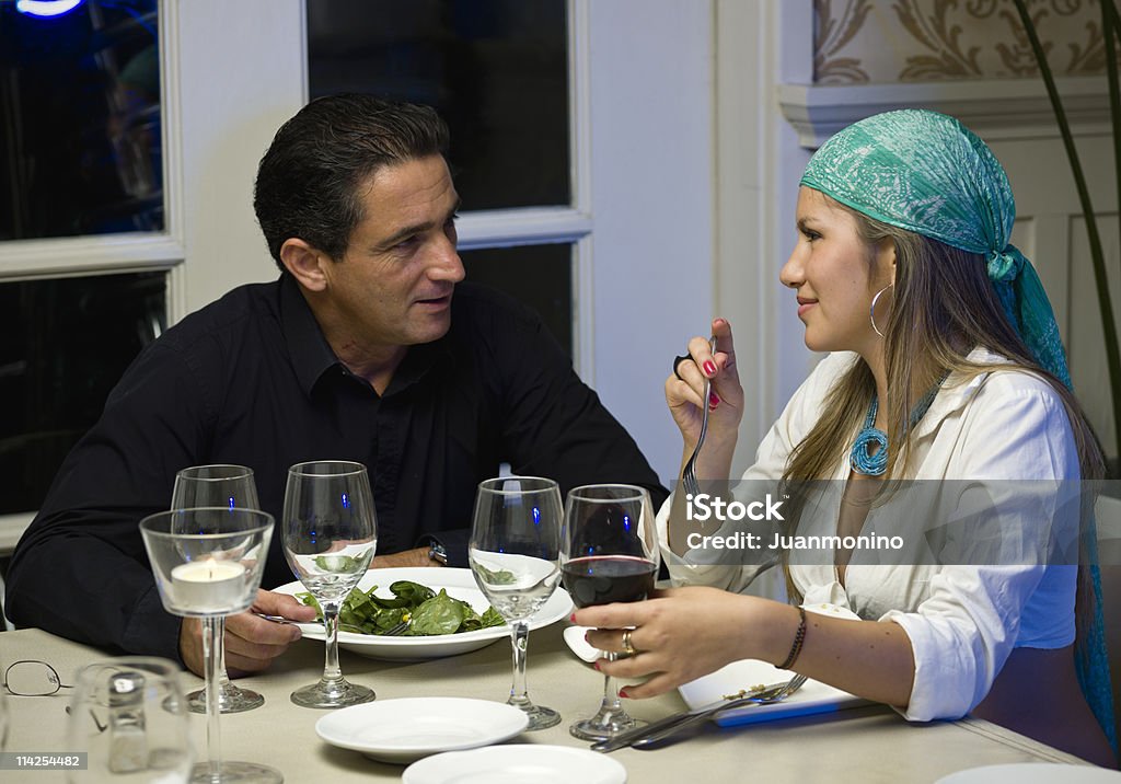 Casal jantando em um restaurante - Foto de stock de 20 Anos royalty-free