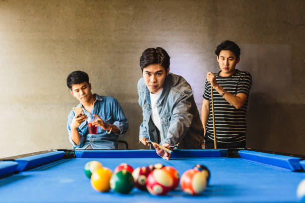 행복 한 친구 들의 그룹은 작업 후 함께 사무실에서 당구를 재생 하는 재미 - pool game pool table aiming men 뉴스 사진 이미지