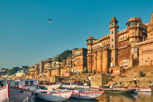 szene von varanasi am flussufer von ganges. entnommen aus einer bootsfahrt auf dem ganges. - morning river ganges river varanasi stock-fotos und bilder