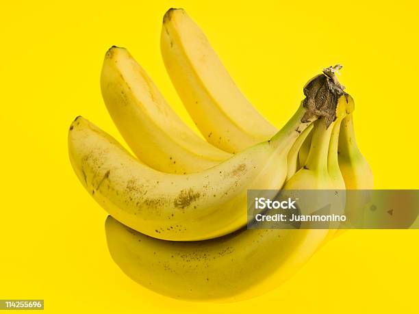 Photo libre de droit de Bananes Sur Jaune banque d'images et plus d'images libres de droit de Aliment - Aliment, Banane - Fruit exotique, En botte ou en grappe