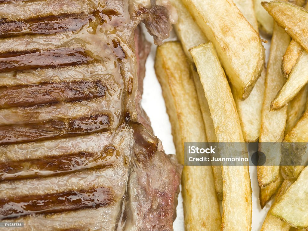 O New York Steak e batatas fritas caseiras - Foto de stock de Almoço royalty-free