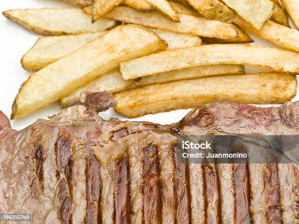 Bistec Nueva York Y Las Papas Fritas Foto de stock y más banco de imágenes de Alimento - Alimento, Alimentos cocinados, Bistec