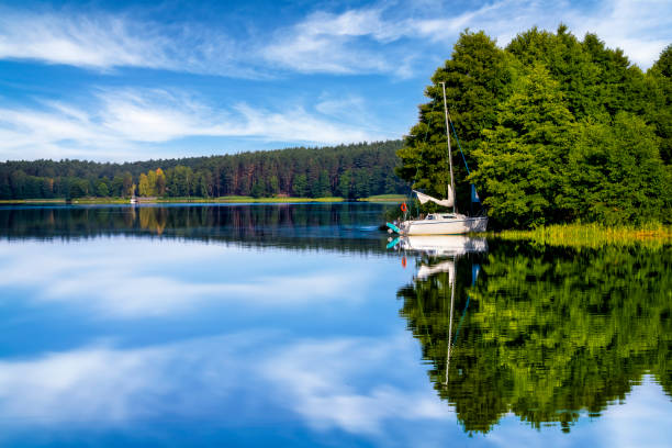 vacaciones en polonia-vacaciones con un velero junto al lago - voivodato de pomerania fotografías e imágenes de stock