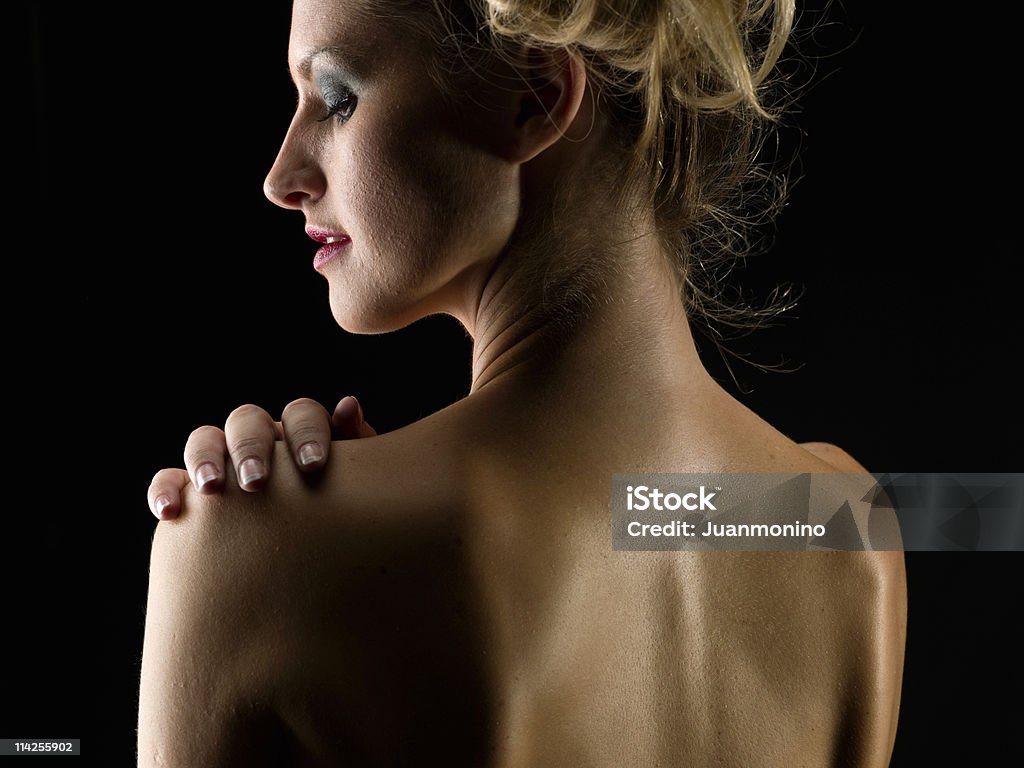 Belle femme tenant son épaule - Photo de Une seule femme libre de droits