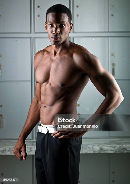 Hombre Sin Camisa De Ascendencia Africana Foto de stock y más banco de imágenes de 20 a 29 años - 20 a 29 años, Adulto, Adulto joven