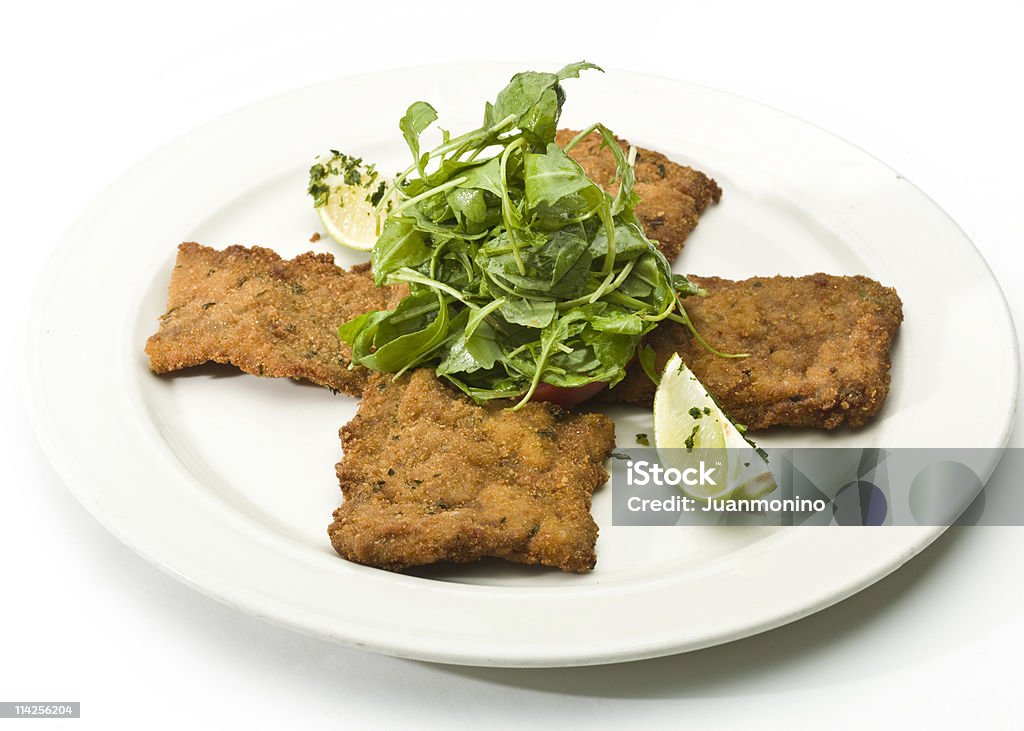 Veau à la milanaise accompagnée de salade - Photo de Aliment libre de droits