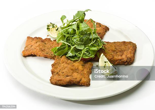 Photo libre de droit de Veau À La Milanaise Accompagnée De Salade banque d'images et plus d'images libres de droit de Aliment - Aliment, Aliment en portion, Aliment escalopé