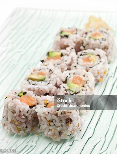 Pełnoziarnistych Sushi - zdjęcia stockowe i więcej obrazów Sushi - Sushi, W rzędzie, Ryż - Podstawowe jedzenie