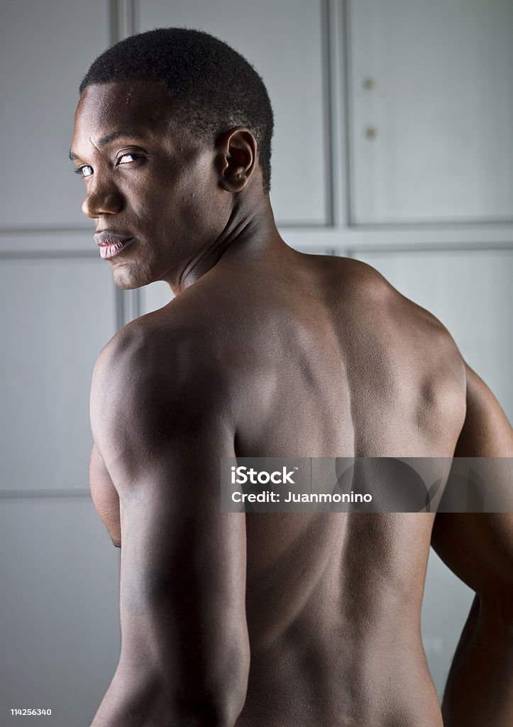 Hombre sin camisa de ascendencia africana desde atrás - Foto de stock de Afrodescendiente libre de derechos