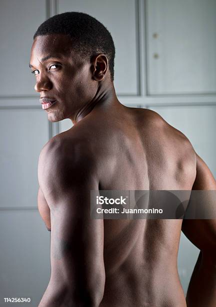 Hombre Sin Camisa De Ascendencia Africana Desde Atrás Foto de stock y más banco de imágenes de Afrodescendiente
