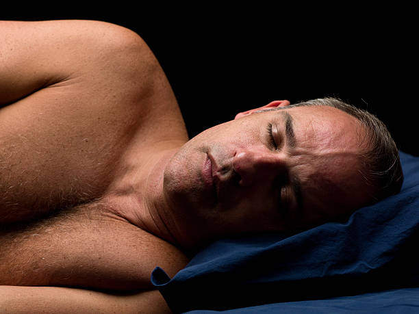 중년 남자 슬리핑 - male beauty men male sleeping 뉴스 사진 이미지