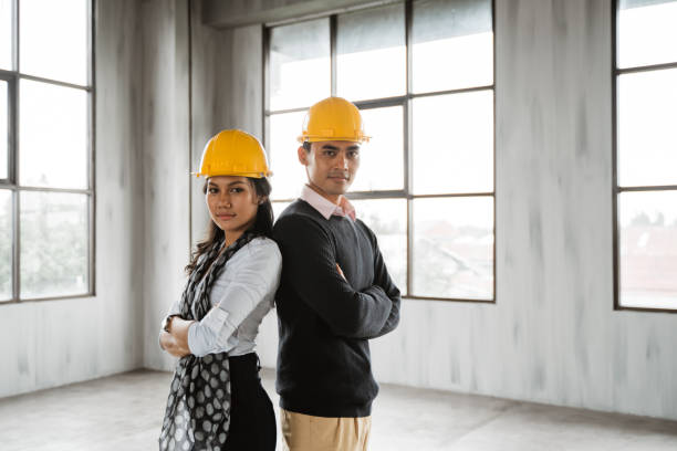 zespół biznesowy z powrotem do tyłu skrzyżowane ramię i noszenie hardhat - businessman business arms crossed business person zdjęcia i obrazy z banku zdjęć