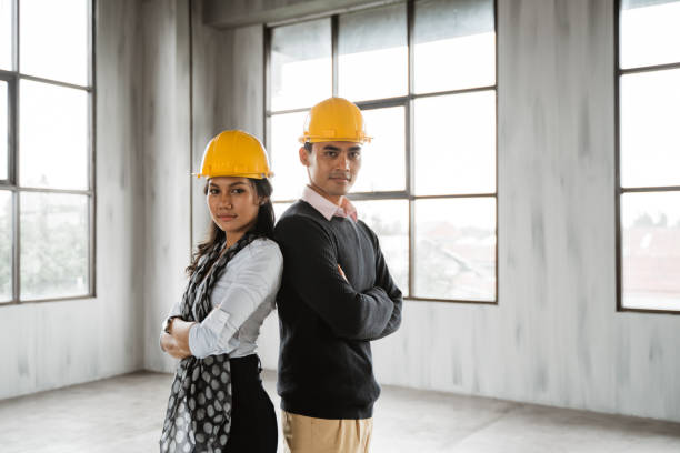 business team back to back crossed their arm and wearing hardhat - businessman business arms crossed business person imagens e fotografias de stock