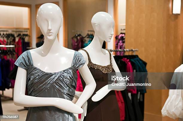 Foto de Manequins De Moda e mais fotos de stock de Cabide - Cabide, Colorido, Comércio - Consumismo