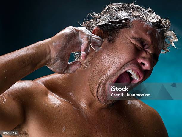 Ducha Por La Mañana Foto de stock y más banco de imágenes de Cantar - Cantar, Ducha, Hombres