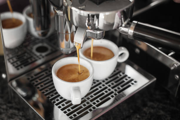 elegancki chromowany ekspres do kawy sprawia, że wykwintne włoskie espresso - horizontal pouring nobody coffee cup zdjęcia i obrazy z banku zdjęć