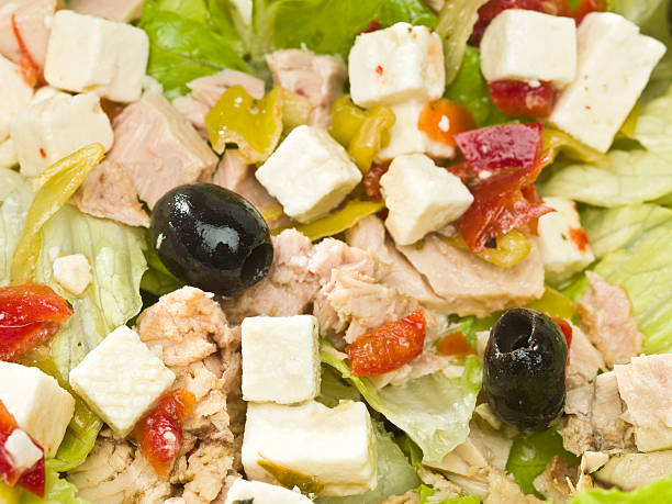 thunfisch und feta-salat hintergrund - antipasto salad pepperoncini cheese stock-fotos und bilder