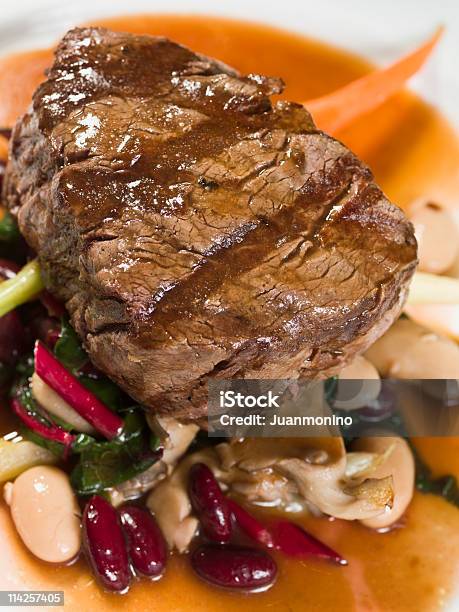 Filet Mignon Con Frijoles Foto de stock y más banco de imágenes de Alimento - Alimento, Alimentos cocinados, Alubia roja