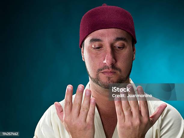 イスラム男性祈る - 1人のストックフォトや画像を多数ご用意 - 1人, 30代, 30代の男性