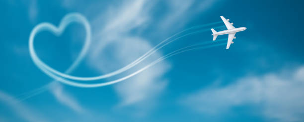 маршрут полета самолета в форме сердца. дымчатый линейный след авиалайнера. реалистичная икона самолета в го�лубом небе с облаками. векторн� - honeymoon stock illustrations
