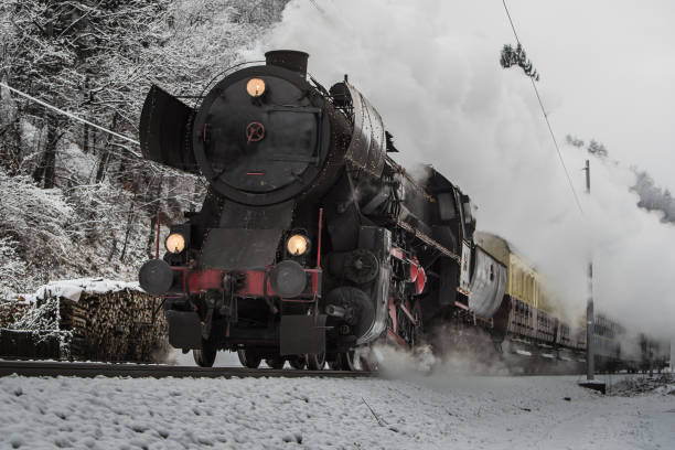 weihnachtsdampfzug. - locomotive steam train train snow stock-fotos und bilder