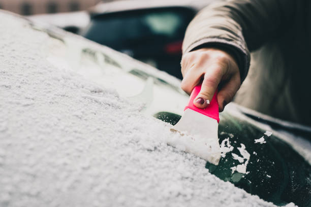 ein frostiges fenster auf einem auto putzen. - frozen windshield cold car stock-fotos und bilder