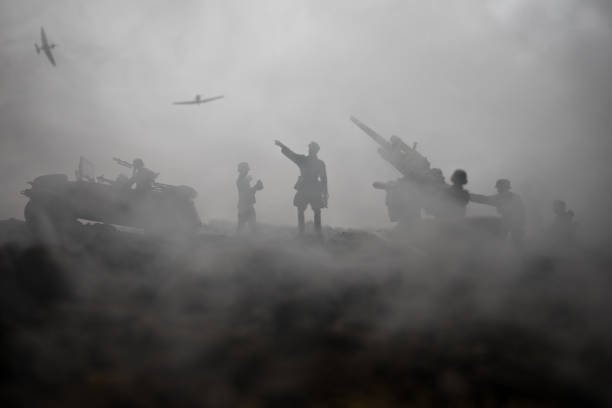 un canon anti-aérien et des silhouettes militaires scène de combat sur fond de ciel de brouillard de guerre. les forces aériennes alliées attaquent sur les positions allemandes. oeuvre décorée scène. - battlefield photos et images de collection