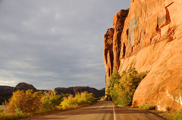 Wall Street Cliffs no Colorado River perto Moab, Utah - foto de acervo