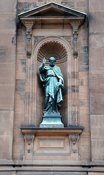 Saint Paul estátua fora da histórica Basílica - foto de acervo