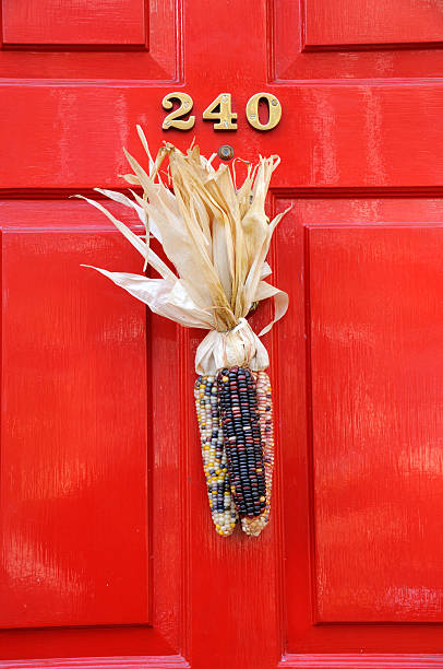 Orelhas de milho coloridos pendurados em ornamentada portas no dia das bruxas - foto de acervo