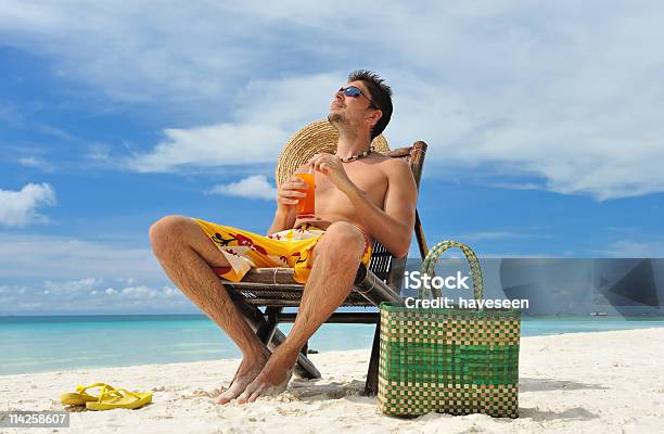 Mann Auf Einem Strand Stockfoto und mehr Bilder von Badelatsche - Badelatsche, Bikini, Blau