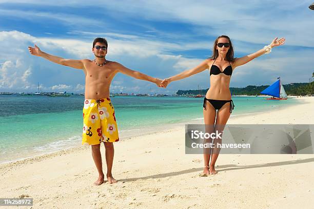 Foto de Casal Na Praia e mais fotos de stock de Adulto - Adulto, Amor, Apaixonar-se