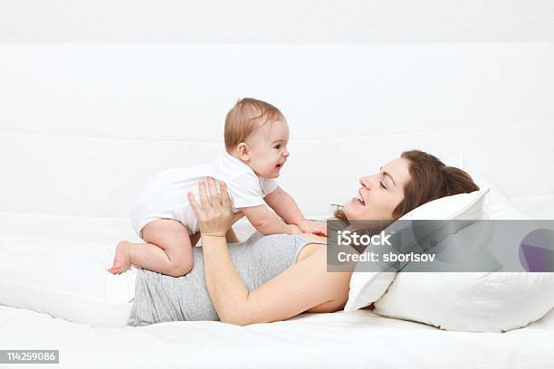 Мать С Baby — стоковые фотографии и другие картинки Белый - Белый, В помещении, Веселье