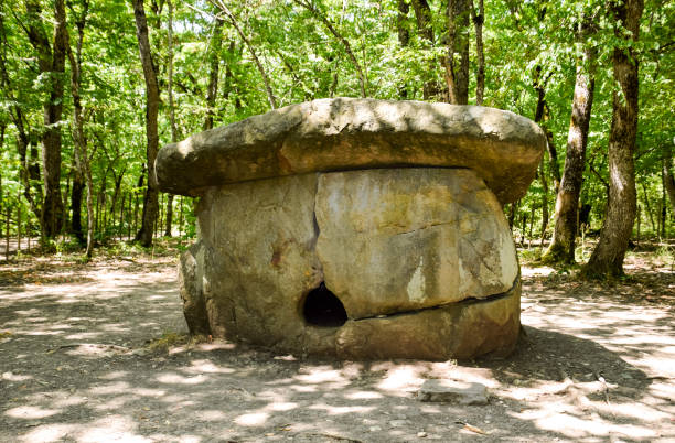 gros dolmen shapsug - grave dolmen tomb cemetery photos et images de collection