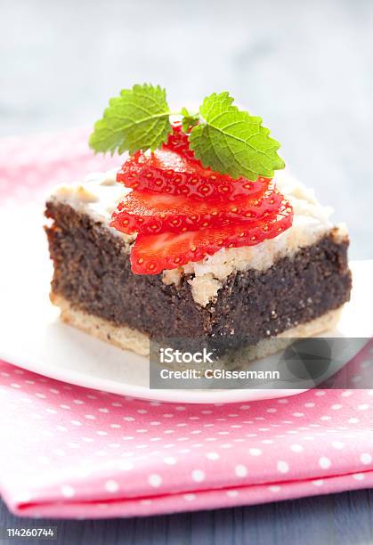 Foto de Fresh Bolo De Papoula e mais fotos de stock de Assado no Forno - Assado no Forno, Bolo, Bolo de Papoula