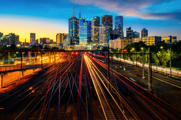 メルボルンの列車 staation とメルボルンの都市の背景 - melbourne skyline city australia ストックフォトと画像